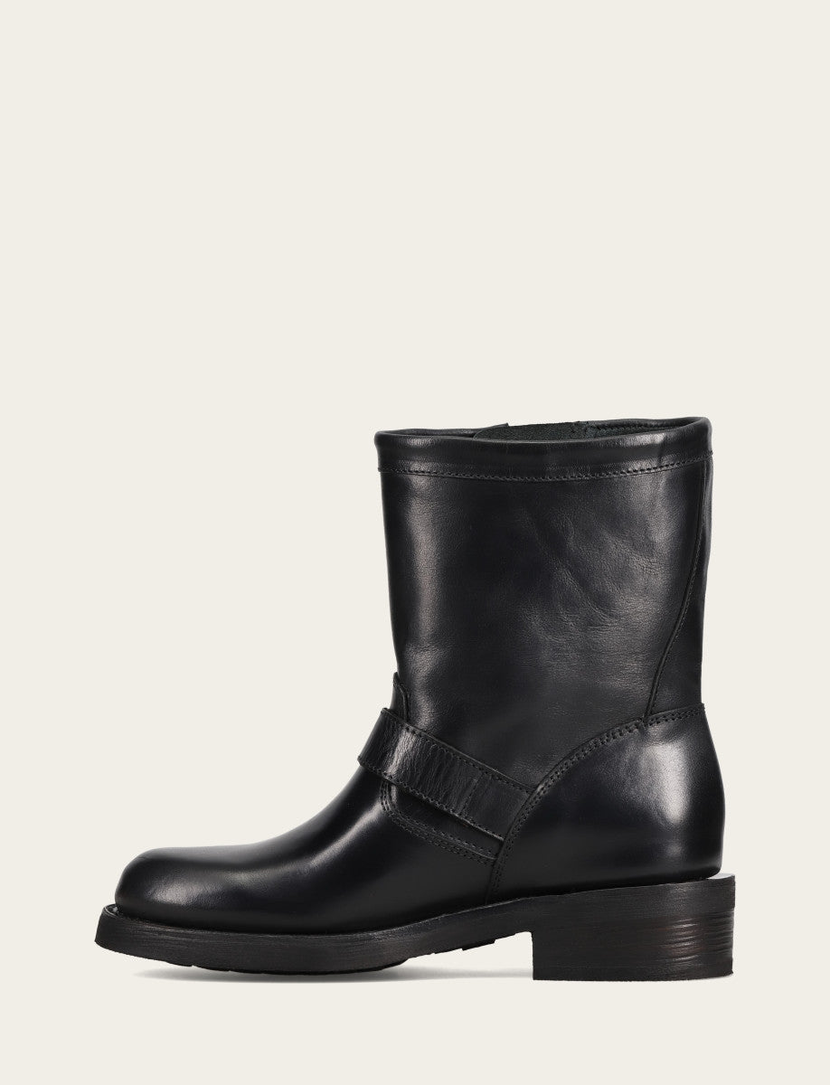 Frye Women's Black Viv Short Engineer Boot / Black